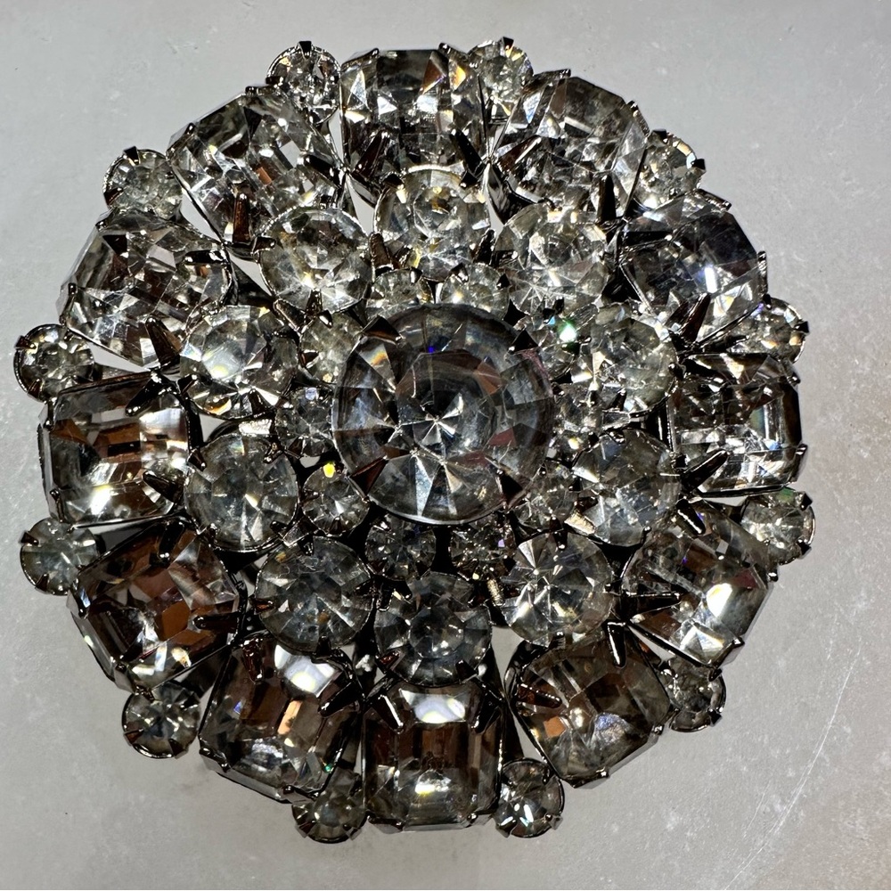 VINTAGE Brooch/Pin by Judy Lee
Sparkling rhinestones in Silvertone setting ￼